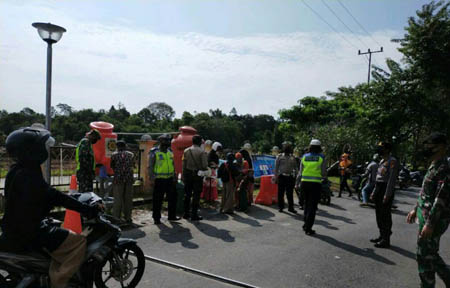 Aparat Gabungan TNI,Polri dan Satpol PP Imbau Masyarakat Selalu Cuci Tangan dan Pakai Masker